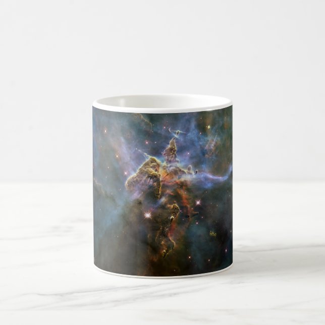 Mystischer Berg in Carina Nebula Hubble Space Kaffeetasse (Mittel)