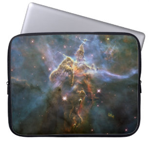 Mystischer Berg in Carina Nebula Hubble Space Laptopschutzhülle