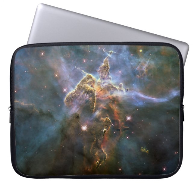 Mystischer Berg in Carina Nebula Hubble Space Laptopschutzhülle (Vorderseite)