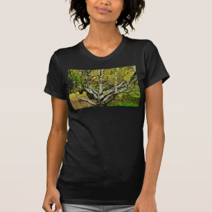 Mystischer, knorriger karelischer Birkenbaum T-Shirt