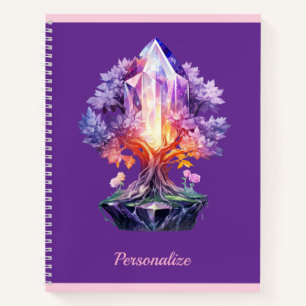 Mystischer Kristallbaum auf violettem strahlendem  Notizbuch