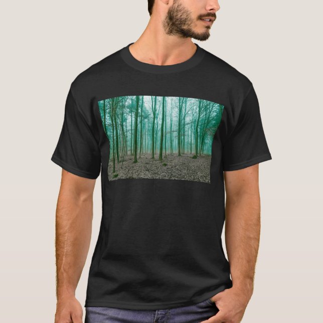 Mystischer Wald im Nebel im Grünen T-Shirt (Vorderseite)