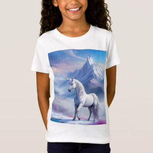Mystisches Einhorn in einem magischen Fantasiereic T-Shirt