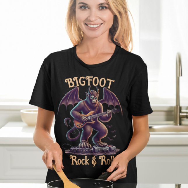Mythischer Rockstar: Bigfoots Guitar Solo T-Shirt (Von Creator hochgeladen)