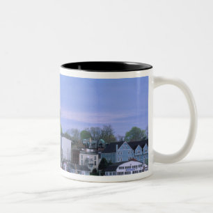 N.A. Kanada, Nova Scotia. Eine Ansicht von Lunenbu Zweifarbige Tasse