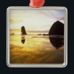 N.A., USA, Oregon, Cannon Beach Sunset mit Ornament Aus Metall<br><div class="desc">NA, USA, Oregon, Cannon Beach Sunset mit Heuschrecken und Nadelgestein � Darrell Gulin/ DanitaDelimont.com</div>