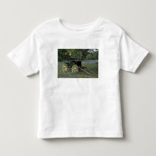 N.A., USA, Texas, Devine, Alter Wagen und Kleinkind T-shirt