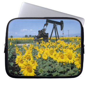 Na, USA, Colorado, Sonnenblumen, Ölbohrturm Laptopschutzhülle