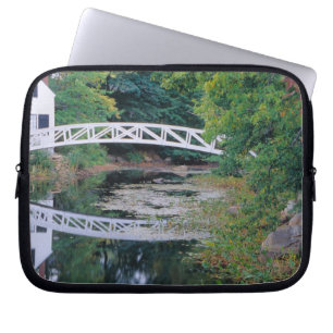 NA, USA, Maine. Brücke über einen Teich in Somesv Laptopschutzhülle