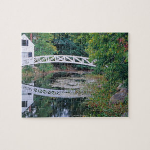NA, USA, Maine. Brücke über einen Teich in Somesv Puzzle
