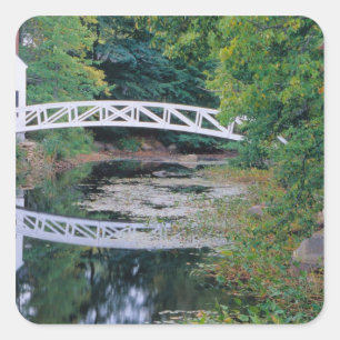NA, USA, Maine. Brücke über einen Teich in Somesv Quadratischer Aufkleber