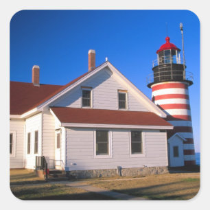 NA, USA, Maine. West Quoddy Leuchtturm in der Nähe Quadratischer Aufkleber