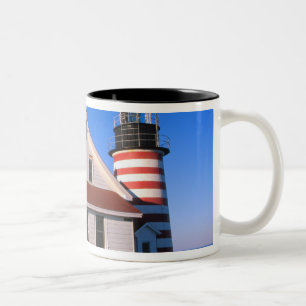 NA, USA, Maine. West Quoddy Leuchtturm in der Nähe Zweifarbige Tasse