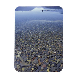 NA, USA, Montana, Glacier NP Felsen im Lake Magnet
