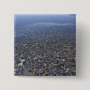 NA, USA, Montana, Glacier NP Felsen im See Button