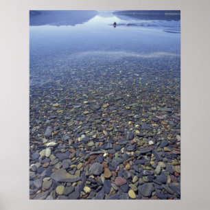 NA, USA, Montana, Glacier NP Felsen im See Poster