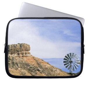 NA, USA, Texas Windmill und Klippen von Palo Duro Laptopschutzhülle