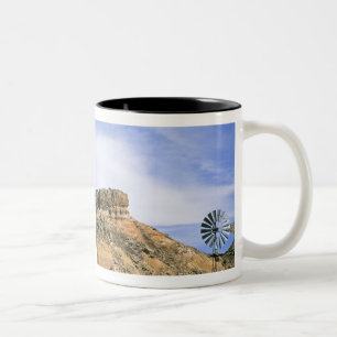 NA, USA, Texas Windmill und Klippen von Palo Duro Zweifarbige Tasse