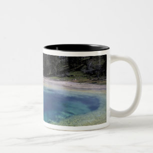 NA, USA, Wyoming, Yellowstone National Park. 2 Zweifarbige Tasse