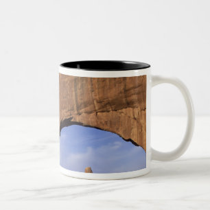 NA, Utah, Arches National Park. Doppelbogen Zweifarbige Tasse