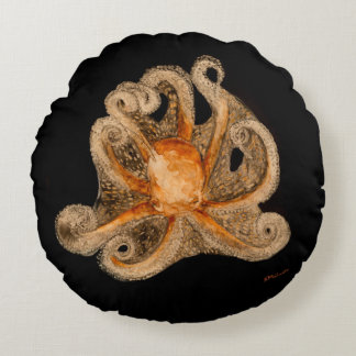 Nach einem Umarmungs-Polyester-runden Kissen (16")