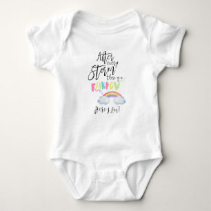 Nach jedem Sturm gibt es einen Regenbogen-Bodysuit Baby Strampler