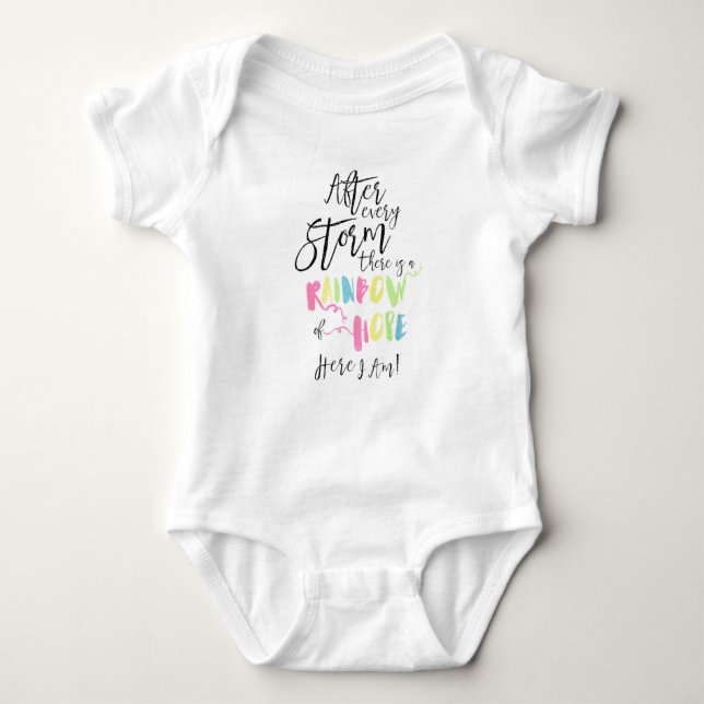 Nach jedem Sturm gibt es einen Regenbogen-Bodysuit Baby Strampler (Vorderseite)