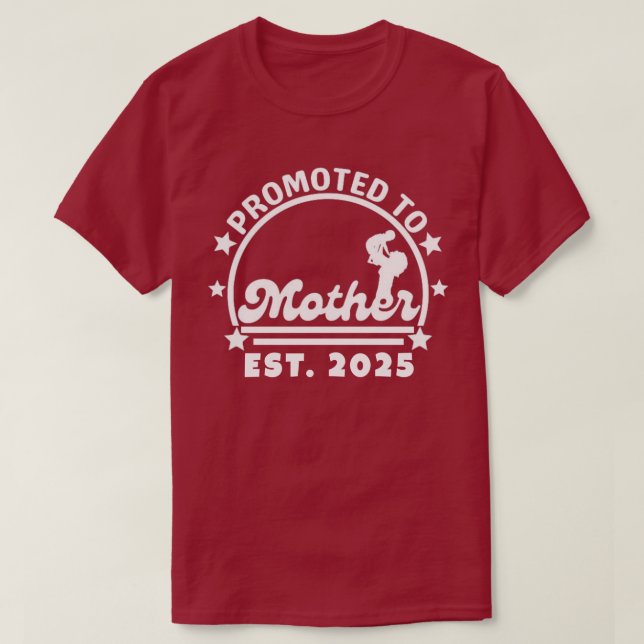Nach Mutter Osten befördert. 2025 - Junge Mutter S T-Shirt (Design vorne)