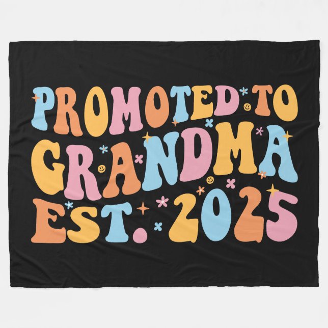 Nach Oma Est befördert. 2025 III Fleecedecke (Vorderseite (Horizontal))