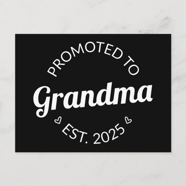 Nach Oma Est befördert. 2025 Postkarte (Vorderseite)