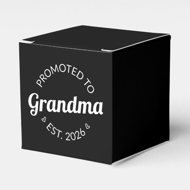 Nach Oma Est befördert. 2026 Geschenkschachtel (Vorderseite)