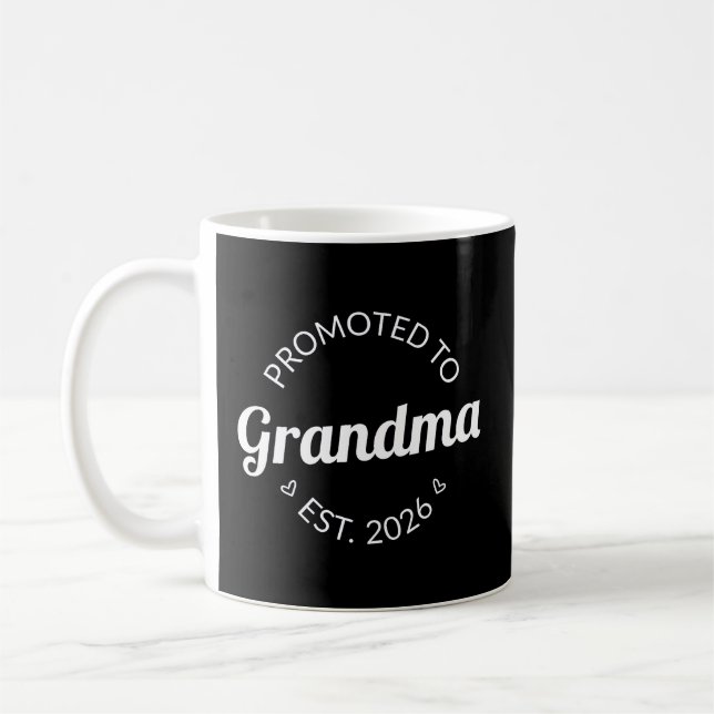 Nach Oma Est befördert. 2026 Kaffeetasse (Links)