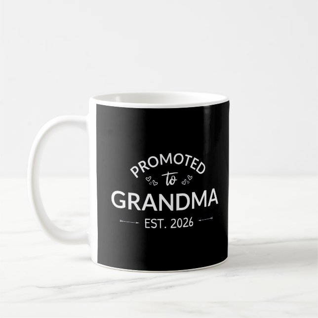 Nach Oma Est befördert. 2026 Kaffeetasse (Links)