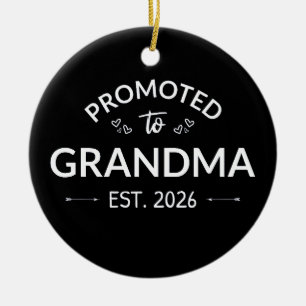 Nach Oma Est befördert. 2026 Keramik Ornament