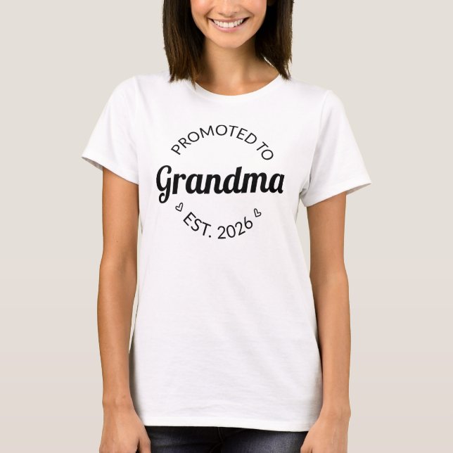 Nach Oma Est befördert. 2026 T-Shirt (Vorderseite)