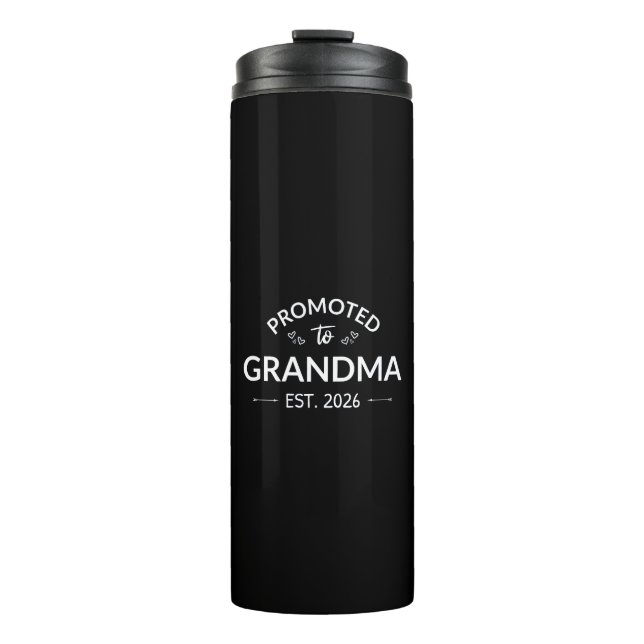 Nach Oma Est befördert. 2026 Thermosbecher (Vorderseite)