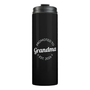 Nach Oma Est befördert. 2026 Thermosbecher