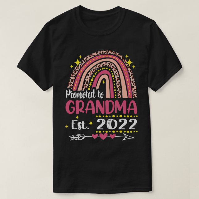Nach Oma Est befördert  T-Shirt (Design vorne)