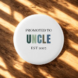 Nach Onkel EST 2025 befördert | New Uncle Button<br><div class="desc">Feiern Sie eine spannende und unterhaltsame Werbeaktion mit der "Promoted to Oncle EST 2025" Button-Back-Taste! Dieser Knopf eignet sich perfekt für Babyankündigungen, Gender-Enthüllungen oder einfach nur die fröhlichen Neuigkeiten zu teilen. Er zeichnet sich durch ein sauberes, modernes Design in sanften Pastelltönen aus. Ein niedlicher und preisfreundlicher Sake für erstmalige Onkel...</div>