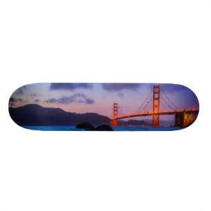 Nach Sonnenuntergang heraus am Bäcker-Strand Skateboard