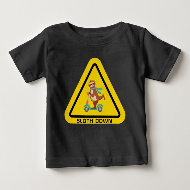 Nach unten | Funny Sloth Riding Scooter Template Baby T-shirt (Vorderseite)