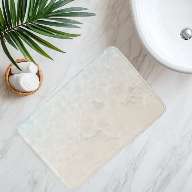 Nachahmung des Strandsandes unter klarem Wasser im Badematte (Von Creator hochgeladen)