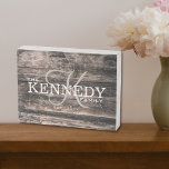 Nachname der Rustic Wood Family Holzkisten Schild<br><div class="desc">Personalisierte Holzfamilienzeichen mit Monogramm Anfangsbuchstaben,  Familienname und festem Jahr.</div>