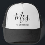 Nachname Einfache Ehefrau Bride Newlywed Truckerkappe<br><div class="desc">Einfache LKW-Hut mit "Mrs." in einem eleganten Skript zusammen mit Ihrem Nachnamen in schwarz über einem weißen Hintergrund. Dieser moderne LKW-Fahrer ist ein großartiges Hochzeitsgeschenk für eine Braut,  die auf ihren Flitterwochen tragen kann.</div>