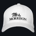 Nachname Schwarz/Weiß niedlich Bestickte Baseballkappe<br><div class="desc">Chic Mrs Last Name Schwarzweiß niedliche Skripte bestickt Baseball Cap Verfügbar in vielen Farben und Optionen</div>