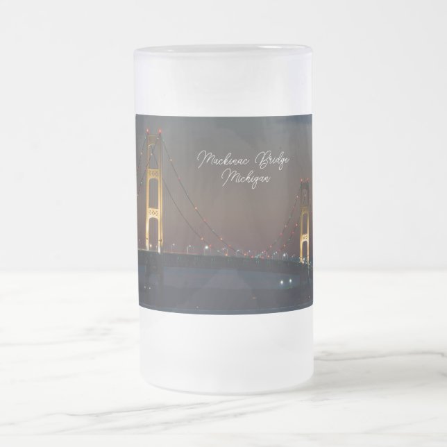 Nacht an der Mackinac Bridge Mattierte Tasse (Mittel)