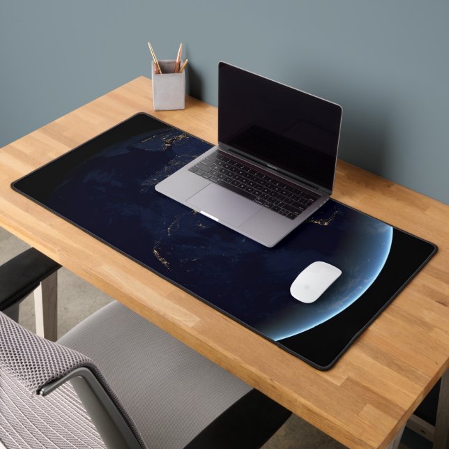 Nacht beleuchtet die Erdstadt in Asien und Austral Schreibtischunterlage (Büro 2)