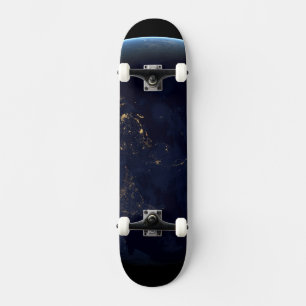Nacht beleuchtet die Erdstadt in Asien und Austral Skateboard