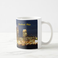 Nacht Clevelands, Ohio beleuchtet Skyline-Tasse