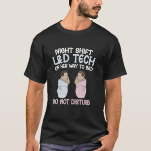 Nacht-Schicht L&D-Technikerin auf dem Weg ins Bett T-Shirt
